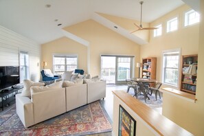 TV, fireplace, DVD player, books - Great bay block home in Broadkill! 702 N Bayshore (Milton)
