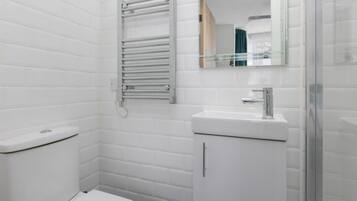 Suihku, hiustenkuivaaja, pyyhkeet, saippua