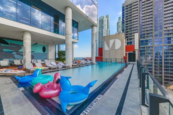 Outdoor pool - Luxury Condo In The Epicenter of Miami (Miami)