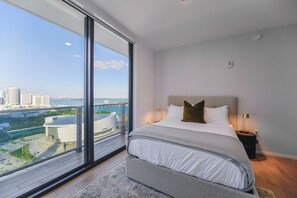 3 bedrooms, premium bedding, blackout curtains, iron/ironing board - Luxury Condo In The Epicenter of Miami (Miami)
