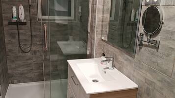 Serviettes fournies, savon, papier toilette