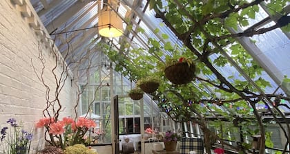 Victorian Mannor House with easy London access