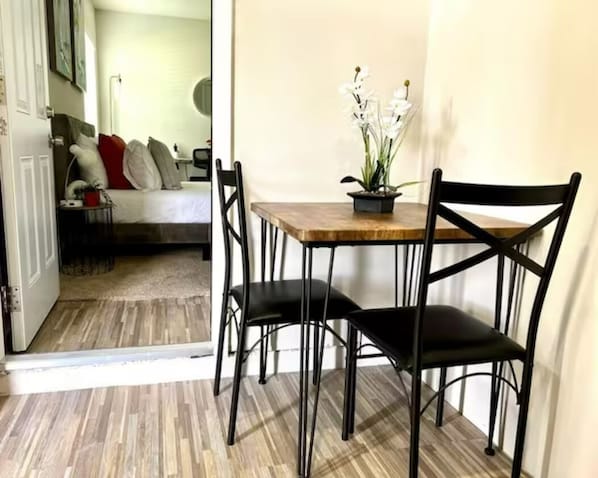 1 habitación, escritorio, tabla de planchar con plancha y wifi