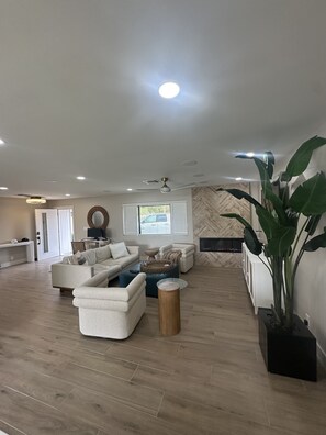 Smart TV, chimenea, monitor de computadora