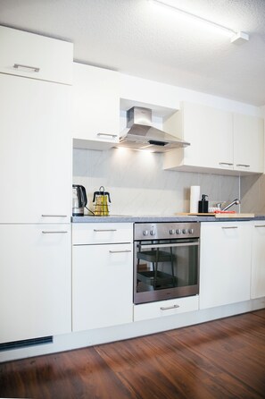 Fridge, microwave, oven, stovetop - Nimbuzzz Apartment 1 (Unterseen)