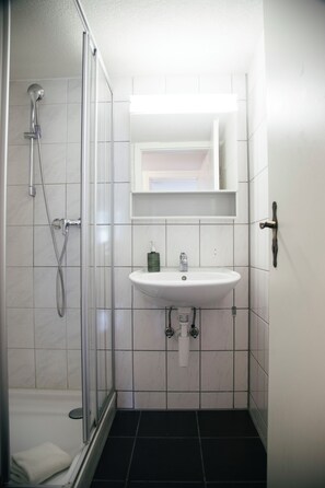 Shower, hair dryer, towels, soap - Nimbuzzz Apartment 1 (Unterseen)