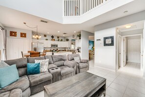 Fernseher, Tischfußball, Bücher, Stereoanlage