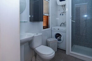 Dusche, Haartrockner, Seife, Toilettenpapier