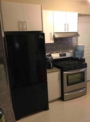 Réfrigérateur, four à micro-ondes, un four, surface de cuisson