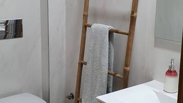 Toalhas de banho, sabonete, papel higiênico