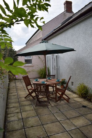 Outdoor dining - Spacious cottage in quiet village, near to Pembrokeshire coast. (Castlemorris)