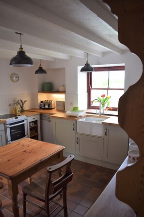 Fridge, oven, electric kettle, toaster - Spacious cottage in quiet village, near to Pembrokeshire coast. (Castlemorris)
