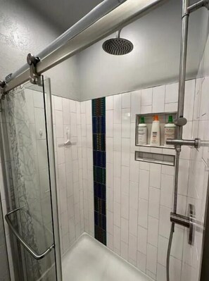 Chuveiro, secador de cabelo, toalhas de banho, sabonete