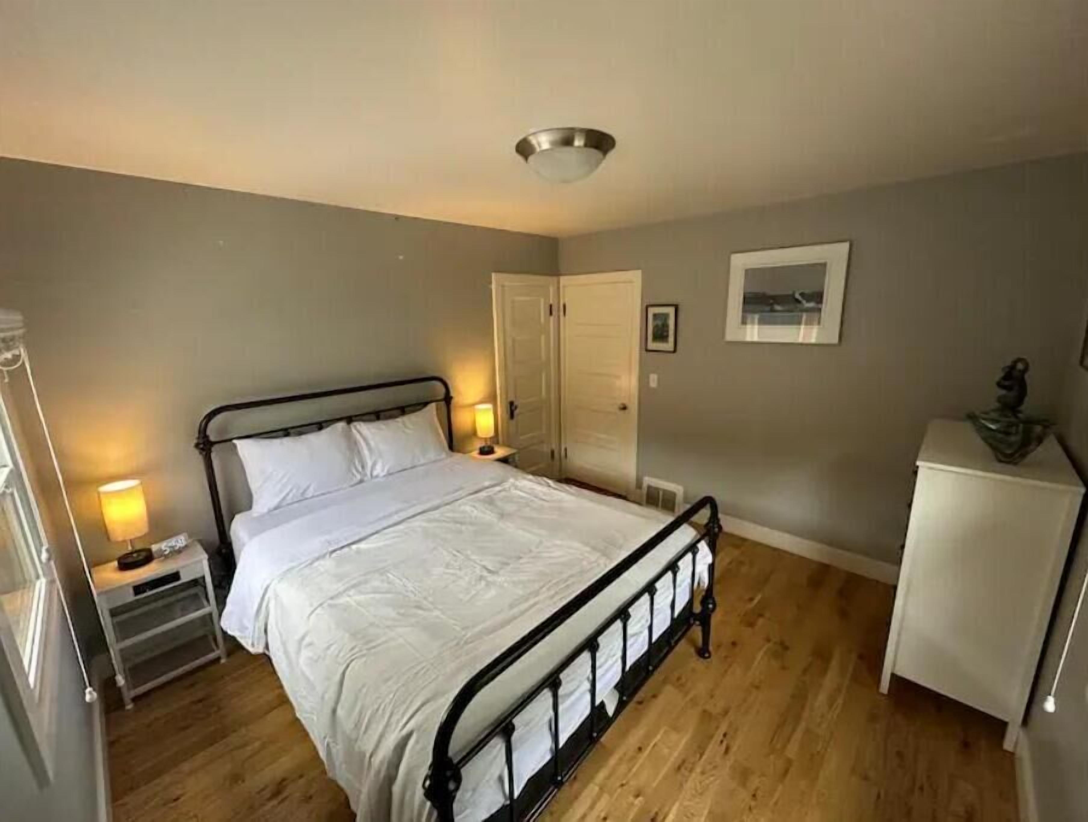 2 bedrooms, desk, iron/ironing board, travel crib