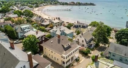 Large Oceanside Apartment. Walk to the beach and many restaurants. Pet Friendly