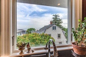 Interior - Large Oceanside Apartment. Walk to the beach and many restaurants. Pet Friendly (Swampscott)