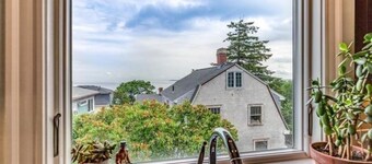 Large Oceanside Apartment. Walk to the beach and many restaurants. Pet Friendly