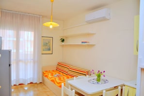 อพาร์ทเมนท์, 1 ห้องนอน, ระเบียง, วิวทะเล | ห้องนั่งเล่น