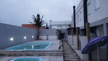 2 piscines extérieures