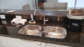 Family Studio | Private kitchen | Fridge, microwave, oven, cookware/dishes/utensils