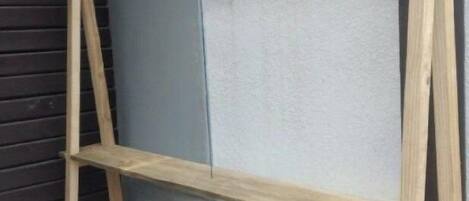 Une structure en bois dotée d’un toit incliné et d’une seule étagère.