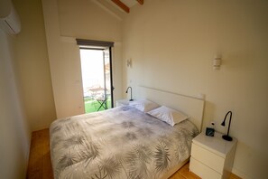 2 bedrooms, iron/ironing board, Internet, bed sheets