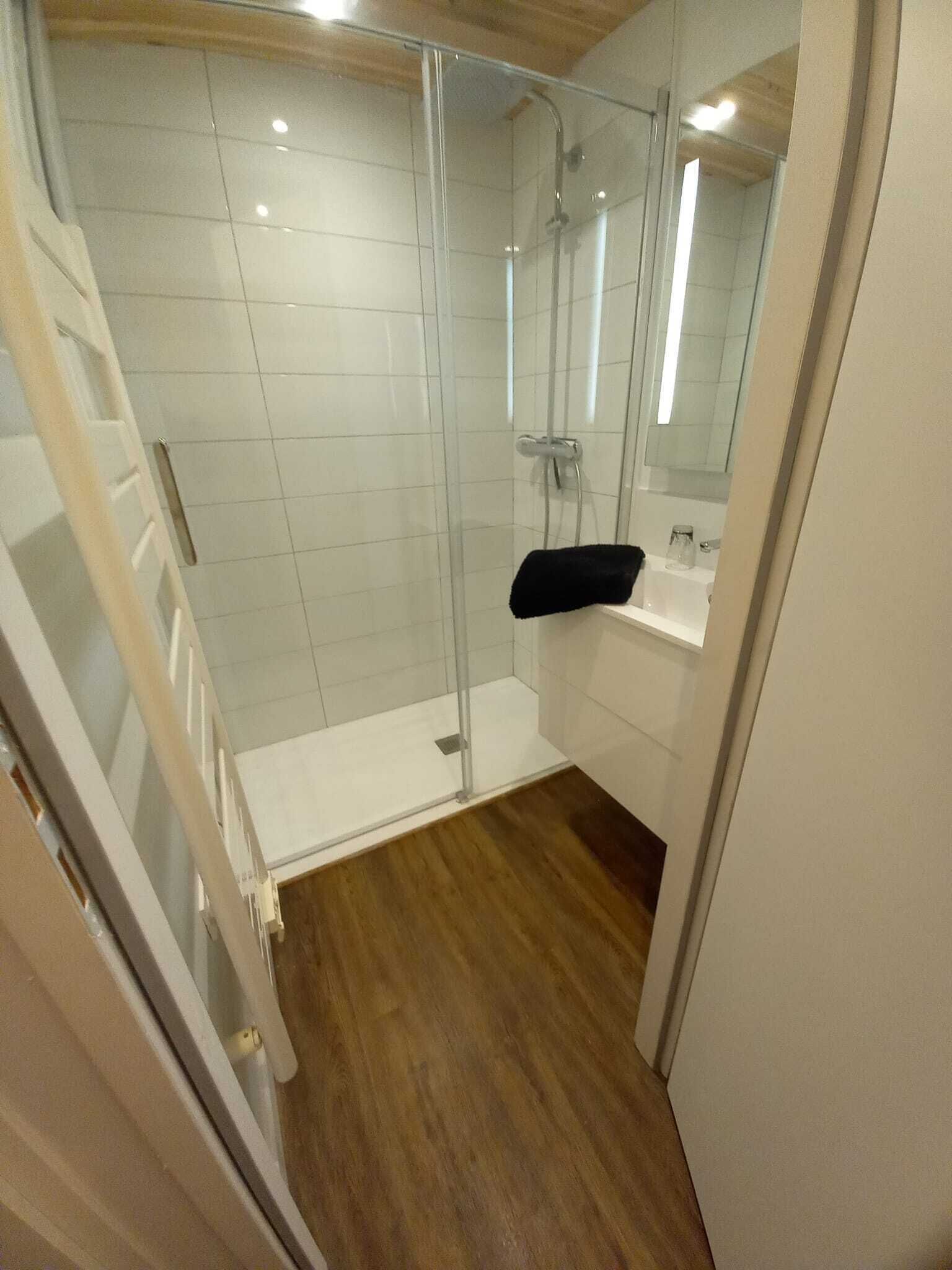 Dusche, Haartrockner, Handtücher, Toilettenpapier