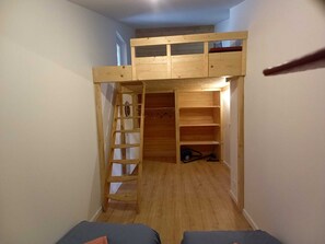 2 bedrooms, travel cot, free WiFi, bed sheets