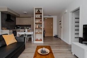 LÀgenhet Comfort | 1 sovrum, individuell inredning, unika möbler och skrivbord