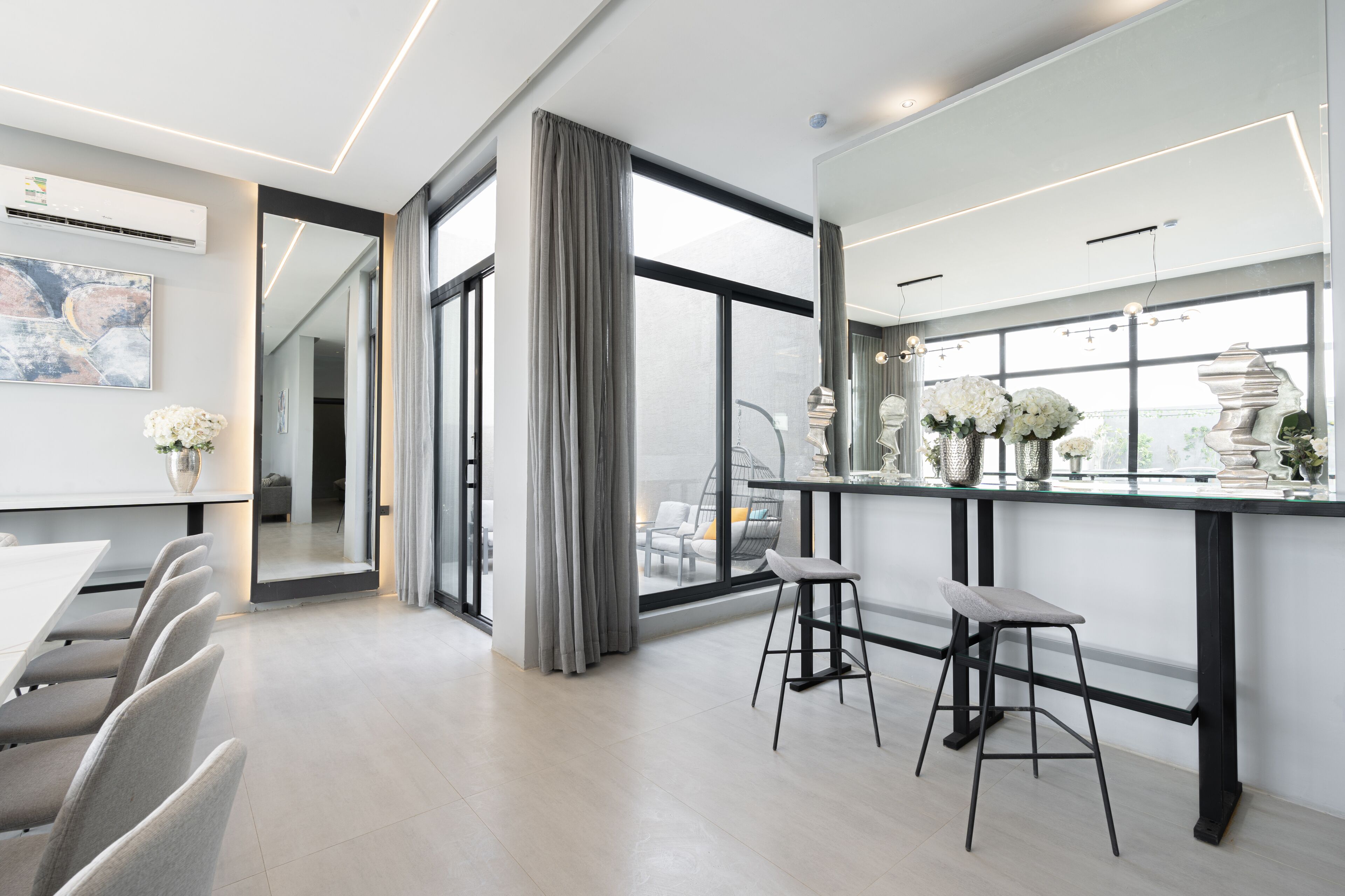 Riyadh View Elegance | Essbereich im Zimmer