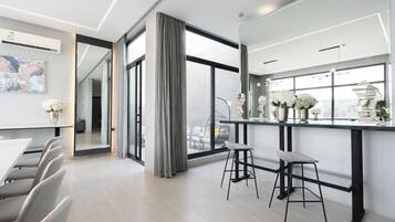 Riyadh View Elegance | Essbereich im Zimmer