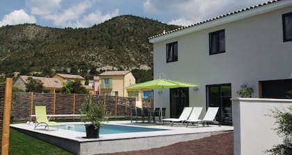 Moderne Nieuwbouwvilla met Verwarmd Privé Zwembad Midden de Rustige Natuur