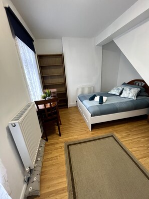 3 bedrooms, free WiFi, bed sheets - Cosy Entire 3-bed House With Garden and Fast Wifi (Croydon)