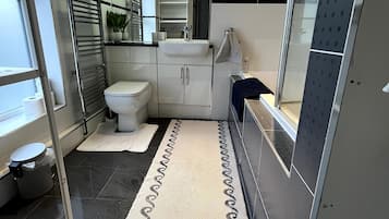 House | Bathroom | Separate bathtub and shower, deep-soaking bathtub, hair dryer, towels