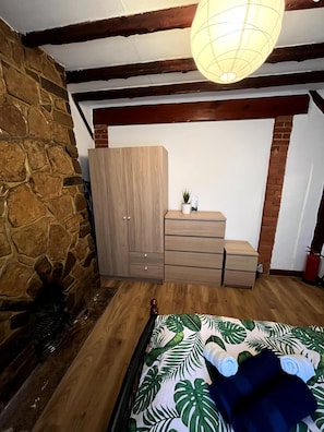 3 bedrooms, free WiFi, bed sheets - Cosy Entire 3-bed House With Garden and Fast Wifi (Croydon)