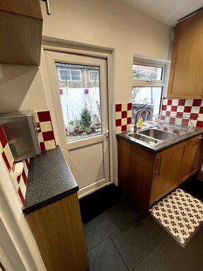 Private kitchen - Cosy Entire 3-bed House With Garden and Fast Wifi (Croydon)