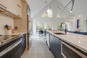 Een koelkast, een magnetron, een oven, een kookplaat