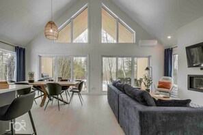 Een smart-tv, een open haard, boeken en een stereo