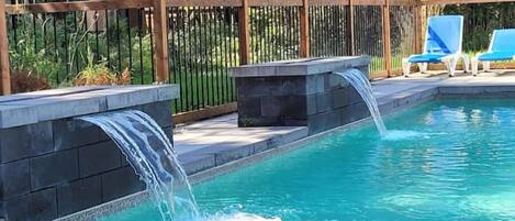 Een buitenzwembad en een verwarmd zwembad