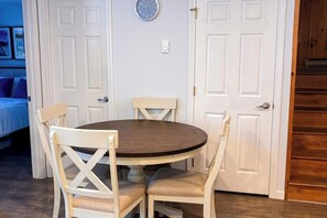 Dining - Mountain view, 2-story condo / heated pools, hot tubs, gym & game room access (Thornton)