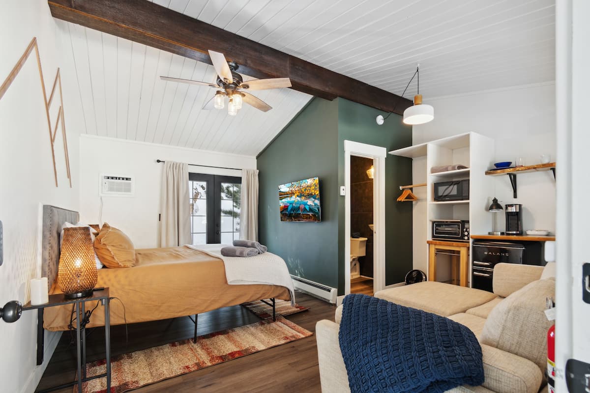 Superior studio | Luxe beddengoed, donzen dekbedden, bedden met traagschuimmatras