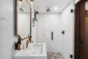 Cabin, 5 Bedrooms | Bathroom | Designer toiletries, hair dryer, towels, soap - Ferncliff Lodge (Allenspark)