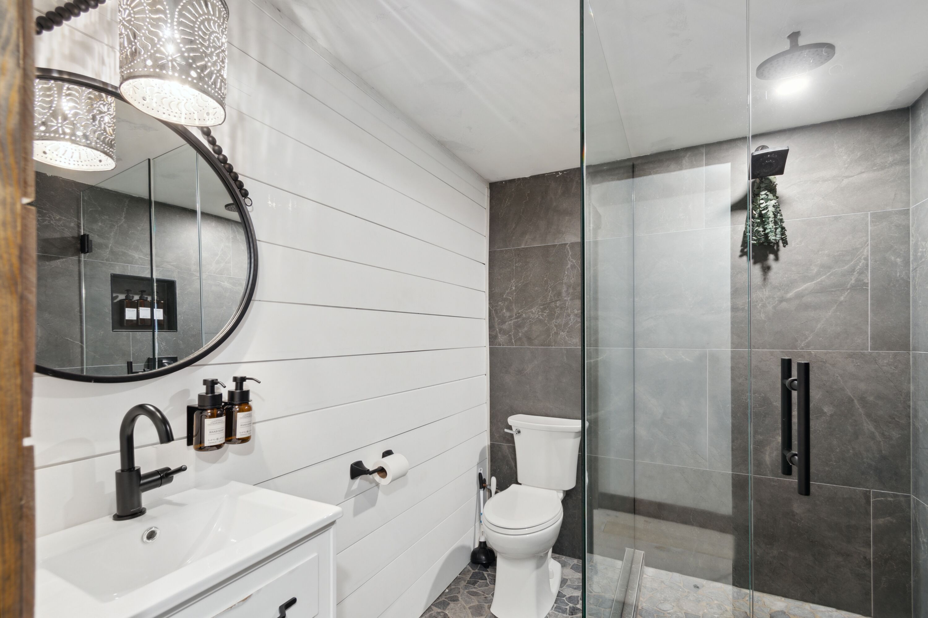 Cabin, 5 Bedrooms | Bathroom | Designer toiletries, hair dryer, towels, soap