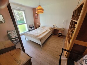1 Schlafzimmer, Schreibtisch, schallisolierte Zimmer