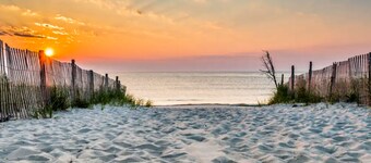 Rehoboth Beach group getaway with private pool & 2 studio apts