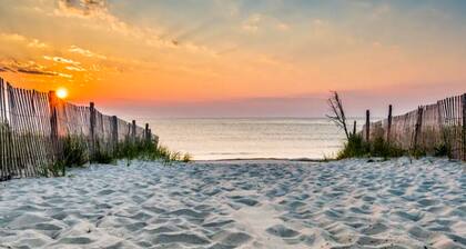 Rehoboth Beach group getaway with private pool & 2 studio apts