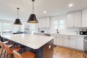 Kylskåp, mikrovågsugn, ugn och spishäll