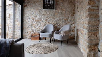 Comfort-Haus | Wohnbereich | 150-cm-LCD-Fernseher mit Satellitenempfang, Netflix, Streaming-Dienste