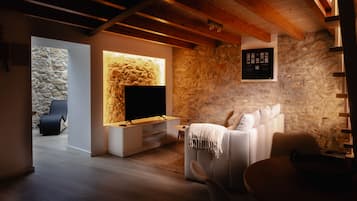 Comfort-Haus | Wohnbereich | 150-cm-LCD-Fernseher mit Satellitenempfang, Netflix, Streaming-Dienste