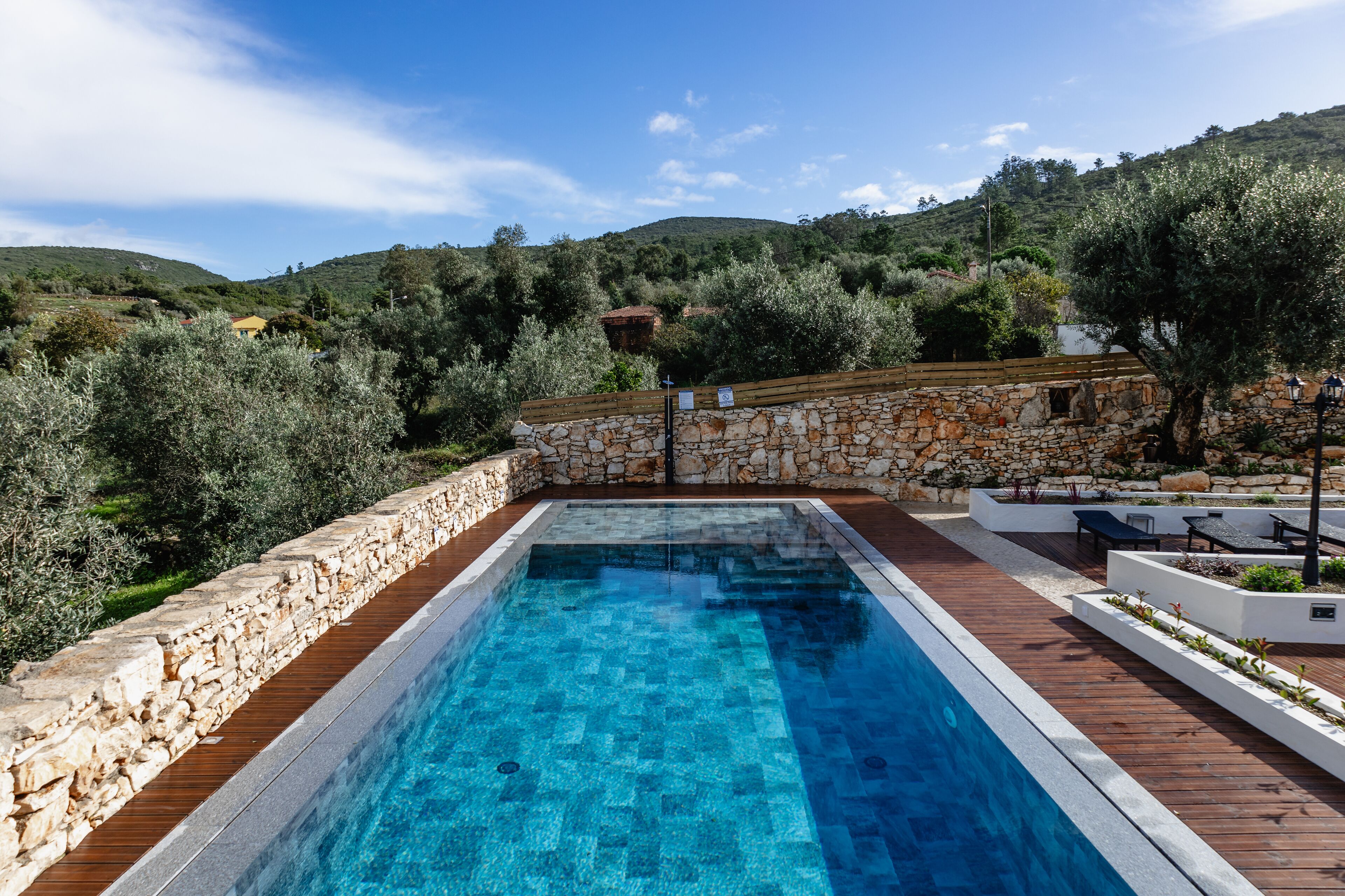 8 สระว่ายน้ำกลางแจ้ง, ร่มริมสระว่ายน้ำ, เก้าอี้อาบแดดริมสระ